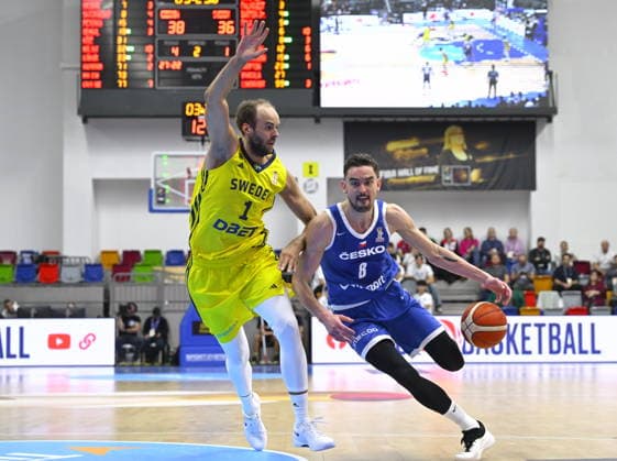 L-R Denzel Andersson (SWE) and Tomas Satoransky (CZE) in action during the 2027 European Championship, EM, Europameisterschaft men s basketball qualifier, Group H, Czech Republic vs Sweden in Prague, Czech Republic, November 28, 2025. (CTKxPhoto KaterinaxSulova) CTKPhotoP2025112807182  CTKPhotoP2025112807182