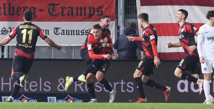 Wiesbaden, 28 11 2025, BRita Arena, Soccer, 3 Liga, 16 Matchday , SV Wehen Wiesbaden vs FC Erzgebirge Aue , In the picture Goal for Wiesbaden Justin Janitzek 15, Wehen scores to equalize 1 1 and cheers with teammates , For journalistic purposes only Only for editorial use , DFB DFL regulations prohibit any use of photographs as image sequences and or quasi video , Picture Point