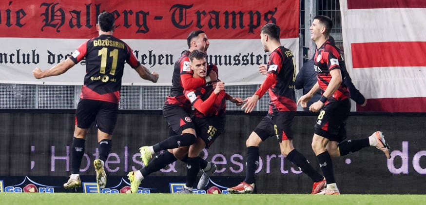 Wiesbaden, 28 11 2025, BRita Arena, Soccer, 3 Liga, 16 Matchday , SV Wehen Wiesbaden vs FC Erzgebirge Aue , In the picture Goal for Wiesbaden Justin Janitzek 15, Wehen scores to equalize 1 1 and cheers with teammates , For journalistic purposes only Only for editorial use , DFB DFL regulations prohibit any use of photographs as image sequences and or quasi video , Picture Point