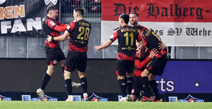 Wiesbaden, 28 11 2025, BRita Arena, Soccer, 3 Liga, 16 Matchday , SV Wehen Wiesbaden vs FC Erzgebirge Aue , In the picture Goal for Wiesbaden Justin Janitzek 15, Wehen scores to equalize 1 1 and cheers with teammates , For journalistic purposes only Only for editorial use , DFB DFL regulations prohibit any use of photographs as image sequences and or quasi video , Picture Point
