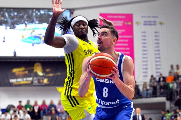 L-R Zaba Bangala (SWE) and Tomas Satoransky (CZE) in action during the 2027 European Championship, EM, Europameisterschaft men s basketball qualifier, Group H, Czech Republic vs Sweden in Prague, Czech Republic, November 28, 2025. (CTKxPhoto KaterinaxSulova) CTKPhotoP2025112807245  CTKPhotoP2025112807245