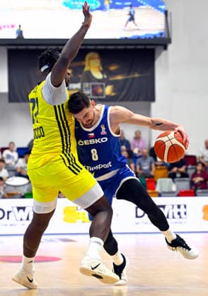 L-R Zaba Bangala (SWE) and Tomas Satoransky (CZE) in action during the 2027 European Championship, EM, Europameisterschaft men s basketball qualifier, Group H, Czech Republic vs Sweden in Prague, Czech Republic, November 28, 2025. (CTKxPhoto KaterinaxSulova) CTKPhotoP2025112807264  CTKPhotoP2025112807264