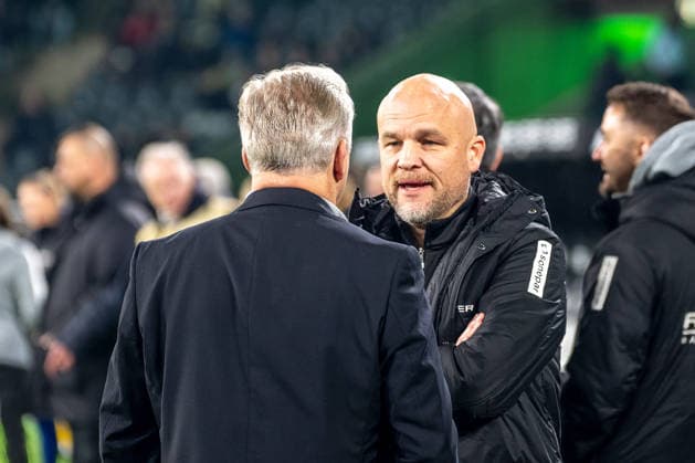28 11 2025, Soccer 1 Bundesliga, Season 2025 2026, Matchday 12, Borussia Moenchengladbach RB Leipzig at Borussia Park in Moenchengladbach Rouven Schroeder Borussia Moenchengladbach, Head of Sport in conversation with Dr. Stefan Stegemann Borussia Moenchengladbach, Managing Director Important note In accordance with the regulations of the DFL German Football League and the DFB German Football Association, it is prohibited to utilize or have utilized photographs taken in the stadium and or of the match in the form of sequential images and or video-like photo series Foto Kirchner Media Thomas Haesler Copyright: xKirchner-Media ThomasxHaeslerx