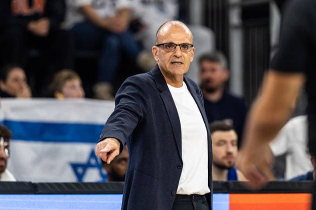 GER, FIBA Basketball World Cup 2027, European Qualifiers, Germany Israel 28 11 2025, Ratiopharm Arena, Neu Ulm, GER, FIBA Basketball World Cup 2027, European Qualifiers, Germany Israel Ariel Beit Halahmy Coach Israel Â Photo Alexander Trienitz Neu Ulm Ratiopharm Arena Bayern Germany