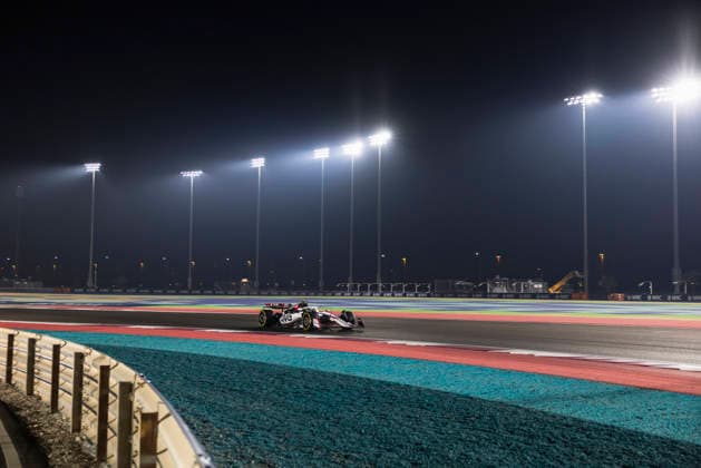 Formula 1 Qatar Airways Qatar Grand Prix 2025 Alexis Perrin OVERTAKE MAXPPP - Lusail 28 11 2025 87 BEARMAN Oliver (gbr), MoneyGram Haas F1 Team, action at the Formula 1 Qatar Airways Qatar Grand Prix 2025, the 23rd round of the 2025 FIA Formula 1 World Championship, WM, Weltmeisterschaft at the Lusail International Circuit in Lusail, Qatar, from 27 to 30 November 2025 Lusail Lusail International Circuit Qatar  Copyright: xOVERTAKE MAXPPPxAlexisxPerrinx OVT202511287990 OVT202511287990