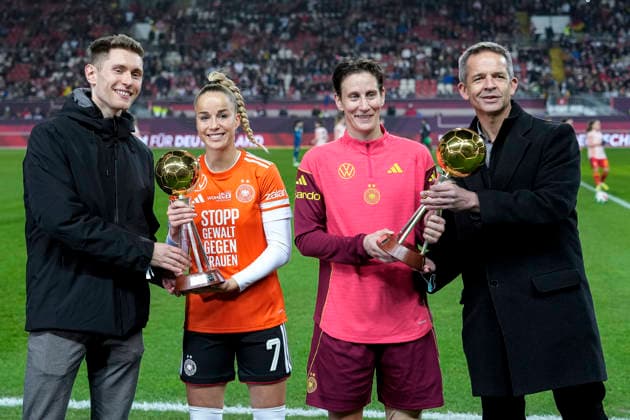 from left Giulia Gwinn DFB Women and Ann Katrin Berger Goalkeeper, Goalkeeper, DFB Women at the award ceremony before kick-off, kicker, honor, award, German national player, Germany s national players, 28 11 2025, Kaiserslautern Germany , Football, UEFA Women s Nations League, Final, First leg, Germany Spain, THE EVENT REGULATES PROHIBIT ANY USE OF PHOTOGRAPHS AS IMAGE SEQUENCES AND OR QUASI VIDEO xozx