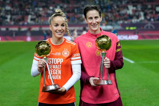 from left Giulia Gwinn DFB Women and Ann Katrin Berger Goalkeeper, Goalkeeper, DFB Women at the award ceremony before kick-off, kicker, honor, award, German national player, Germany s national players, 28 11 2025, Kaiserslautern Germany , Football, UEFA Women s Nations League, Final, First leg, Germany Spain, THE EVENT REGULATES PROHIBIT ANY USE OF PHOTOGRAPHS AS IMAGE SEQUENCES AND OR QUASI VIDEO xozx