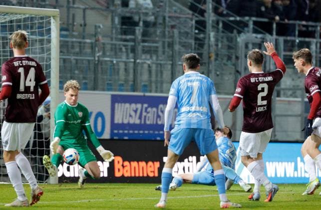 CFC vs BFC Dynamo 28 11 2025, Chemnitz, eins Stadion An der Gellertstrasse, Sport, Fußball, Regionalliga Nordost, Saison 2025 2026, 17 Spieltag, CFC, CFC vs BFC Dynamo Gefahr vor dem BFC Tor Chemnitz Sachsen BRD