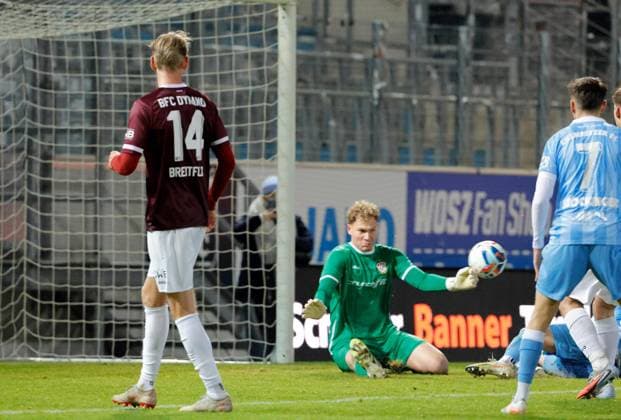 CFC vs BFC Dynamo 28 11 2025, Chemnitz, eins Stadion An der Gellertstrasse, Sport, Fußball, Regionalliga Nordost, Saison 2025 2026, 17 Spieltag, CFC, CFC vs BFC Dynamo Nicolas Ortegel in Action Chemnitz Sachsen BRD