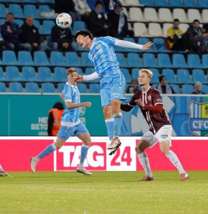 CFC vs BFC Dynamo 28 11 2025, Chemnitz, eins Stadion An der Gellertstrasse, Sport, Fußball, Regionalliga Nordost, Saison 2025 2026, 17 Spieltag, CFC, CFC vs BFC Dynamo Roman Eppendorfer am Ball Chemnitz Sachsen BRD