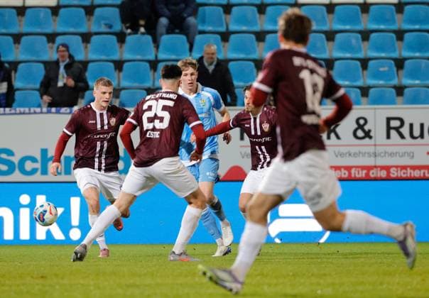 CFC vs BFC Dynamo 28 11 2025, Chemnitz, eins Stadion An der Gellertstrasse, Sport, Fußball, Regionalliga Nordost, Saison 2025 2026, 17 Spieltag, CFC, CFC vs BFC Dynamo Kampf um den Ball Chemnitz Sachsen BRD