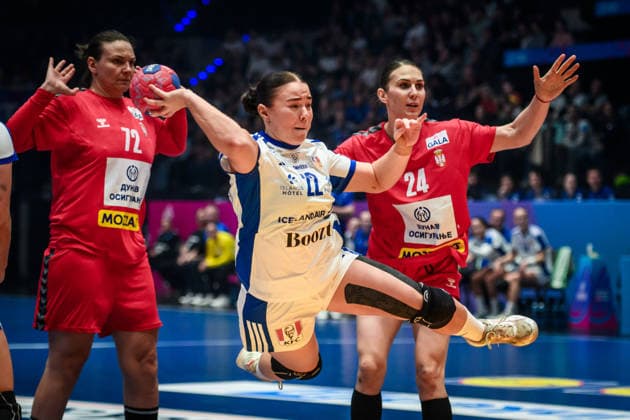 Elin Rosa Magnusdottir Iceland, 22 passes Dragana Cvijic Serbia, 72 , left and Jovana Skrobic Serbia, 24 GER, Serbia Iceland, Handball World Championship, Preliminary Round, Group C, 28 11 2025 GER, Serbia Iceland, Handball World Championship, Preliminary Round, Group C, 28 11 2025 Stuttgart Copyright: xSandyxDinkelackerx EP_SDR