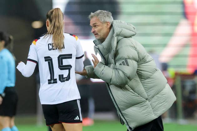 Selina Cerci Germany and national coach Christian Wueck Germany talk together, UEFA Women s Nations League 2025 Final First Leg, Germany v Spain, Fritz Walter Stadion on November 28, 2025 in Kaiserslautern, Germany Photo by Marco Steinbrenner DeFodi Images Selina Cerci Germany and national coach Christian Wueck Germany talk together, UEFA Women s Nations League 2025 Final First Leg, Germany v Spain, Fritz Walter Stadion, November 28, 2025 in Kaiserslautern, Germany Photo by Marco Steinbrenner DeFodi Images