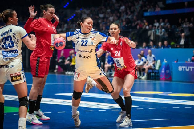 Elin Rosa Magnusdottir Iceland, 22 passes Dragana Cvijic Serbia, 72 , left and Jovana Skrobic Serbia, 24 GER, Serbia Iceland, Handball World Championship, Preliminary Round, Group C, 28 11 2025 GER, Serbia Iceland, Handball World Championship, Preliminary Round, Group C, 28 11 2025 Stuttgart Copyright: xSandyxDinkelackerx EP_SDR