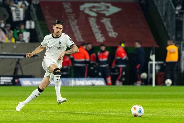 1. Fußball Bundesliga: Borussia Mönchengladbach - RB Leipzig; 28.11.2025 Kevin Diks (Borussia Mönchengladbach, 4) 1. Fußball Bundesliga: Borussia Mönchengladbach - RB Leipzig; Borussia-Park, Mönchengladbach; 28.11.2025 DFL regulations prohibit any use of photographs as image sequences and or quasi video. Copyright: xBEAUTIFULxSPORTS Buriakovx
