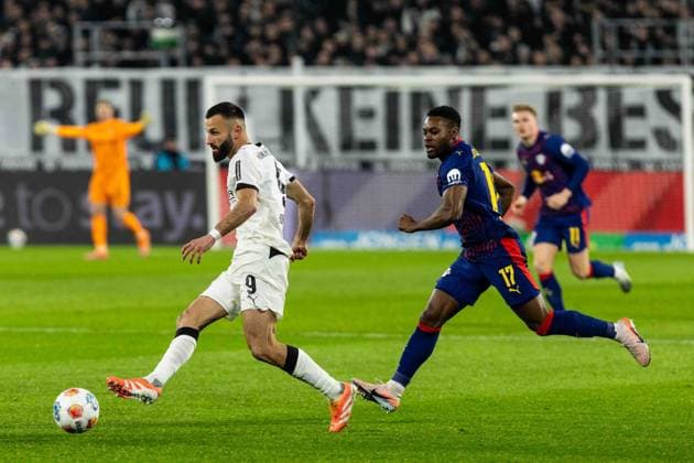 1. Fußball Bundesliga: Borussia Mönchengladbach - RB Leipzig; 28.11.2025 Franck Honorat (Borussia Mönchengladbach, 9), Ridle Baku (RB Leipzig, 17) 1. Fußball Bundesliga: Borussia Mönchengladbach - RB Leipzig; Borussia-Park, Mönchengladbach; 28.11.2025 DFL regulations prohibit any use of photographs as image sequences and or quasi video. Copyright: xBEAUTIFULxSPORTS Buriakovx