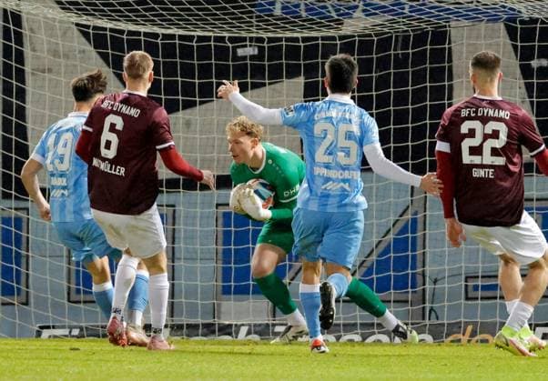 CFC vs BFC Dynamo 28.11.2025, Chemnitz, eins Stadion- An der Gellertstrasse, Fussball, Regionalliga Nordost, Saison 2025 2026, 17. Spieltag, CFC, CFC vs BFC Dynamo Nicolas Ortegel in Action Chemnitz Sachsen BRD