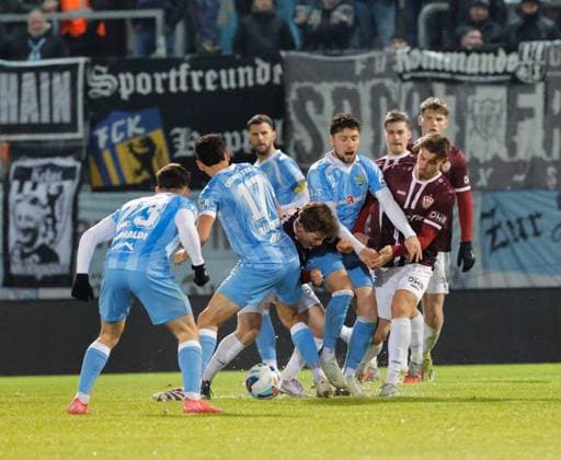 CFC vs BFC Dynamo 28.11.2025, Chemnitz, eins Stadion- An der Gellertstrasse, Fussball, Regionalliga Nordost, Saison 2025 2026, 17. Spieltag, CFC, CFC vs BFC Dynamo Kampf um den Ball Chemnitz Sachsen BRD