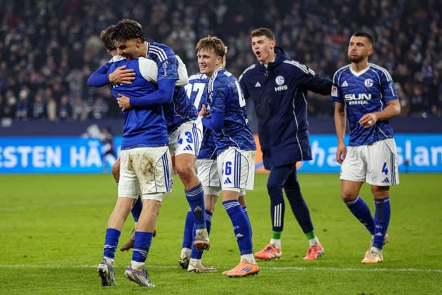 Gelsenkirchen, Germany, 28 11 25 FC Schalke 04 players celebrate victory during the 2 Bundesliga match between FC Schalke 04 SC Paderborn at Veltins Arena on November 28, 2025 in Gelsenkirchen, Germany Gelsenkirchen Veltins Arena Germany Copyright: xStefanxBrauer Brauer-Fotoagenturx
