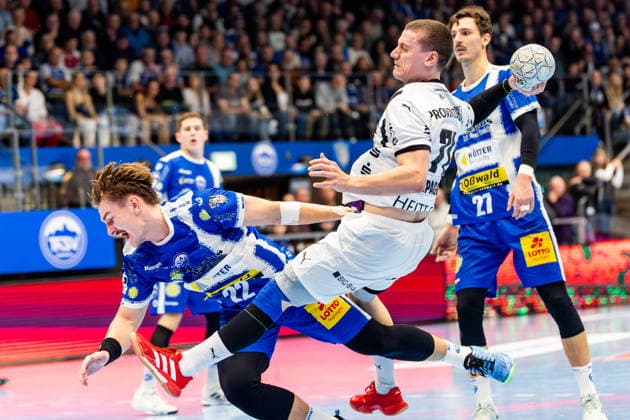 28 11 2025, GER, Handball, Men, Season 25 26, Daikin 1 Bl, 14 Matchday, ThSV Eisenach THW Kiel Felix Aellen ThSV Eisenach,22 , Elias Ellefsen a Skipagotu THW Kiel 99817 Eisenach Werner Assmann Halle Am Sportp Thueringen Germany
