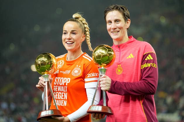Football UEFA Women s Nations League, Final Match 1, Germany Spain on 28 11 2025 in Kaiserslautern Fritz Walter Stadion , Germany, Season 2025 2026 Giulia Gwinn 7, GER and Ann Katrin Berger 1, GER with the award for Footballer of the Year Kaiserslautern Fritz Walter Stadion Germany Copyright: xChristophxKinzingerx