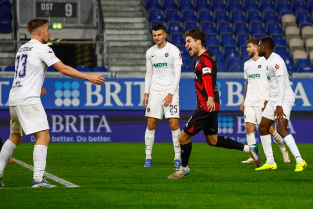 28 11 2025, xavx, Fussball 3 Liga, SV Wehen Wiesbaden Erzgebirge Aue v l Donny Bogicevic SV Wehen Wiesbaden celebrate the goal, Der Torjubel zum 2 1 DFL DFB REGULATIONS PROHIBIT ANY USE OF PHOTOGRAPHS as IMAGE SEQUENCES and or QUASI VIDEO Wiesbaden