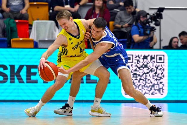 L-R Tobias Borg (SWE) and Richard Balint (CZE) in action during the 2027 European Championship, EM, Europameisterschaft men s basketball qualifier, Group H, Czech Republic vs Sweden in Prague, Czech Republic, November 28, 2025. (CTKxPhoto KaterinaxSulova) CTKPhotoP2025112807332  CTKPhotoP2025112807332