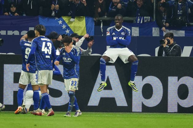 Gelsenkirchen, Veltins Arena, 28 11 25, GER, Men, 2 Bundesliga, Season 2025 2026, FC Schalke 04 SC Paderborn 07, Bryan Lasme FC Schalke 04 cheers after his goal for 2 1 DFB DFL REGULATIONS PROHIBIT ANY USE OF PHOTOGRAPHS AS IMAGE SEQUENCES AND OR QUASI VIDEO Copyright: JoachimxBywaletz xJB-Sportfoto