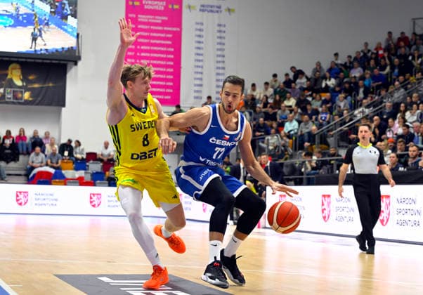 L-R Felix Terins (SWE) and Tomas Kyzlink (CZE) in action during the 2027 European Championship, EM, Europameisterschaft men s basketball qualifier, Group H, Czech Republic vs Sweden in Prague, Czech Republic, November 28, 2025. (CTKxPhoto KaterinaxSulova) CTKPhotoP2025112807357  CTKPhotoP2025112807357