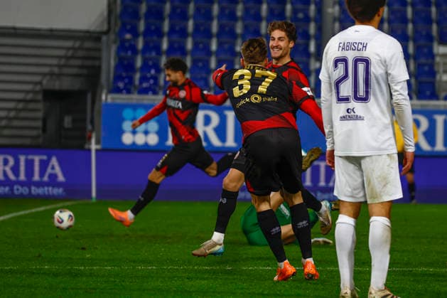 28 11 2025, xavx, Fussball 3 Liga, SV Wehen Wiesbaden Erzgebirge Aue v l Donny Bogicevic SV Wehen Wiesbaden celebrate the goal, Der Torjubel zum 2 1 DFL DFB REGULATIONS PROHIBIT ANY USE OF PHOTOGRAPHS as IMAGE SEQUENCES and or QUASI VIDEO Wiesbaden