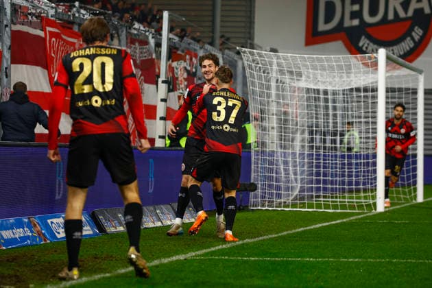 28 11 2025, xavx, Fussball 3 Liga, SV Wehen Wiesbaden Erzgebirge Aue v l Donny Bogicevic SV Wehen Wiesbaden celebrate the goal, Der Torjubel zum 2 1 DFL DFB REGULATIONS PROHIBIT ANY USE OF PHOTOGRAPHS as IMAGE SEQUENCES and or QUASI VIDEO Wiesbaden
