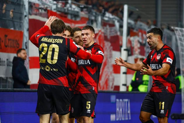 28 11 2025, xavx, Fussball 3 Liga, SV Wehen Wiesbaden Erzgebirge Aue v l Donny Bogicevic SV Wehen Wiesbaden celebrate the goal, Der Torjubel zum 2 1 DFL DFB REGULATIONS PROHIBIT ANY USE OF PHOTOGRAPHS as IMAGE SEQUENCES and or QUASI VIDEO Wiesbaden