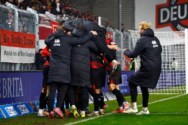28 11 2025, xavx, Fussball 3 Liga, SV Wehen Wiesbaden Erzgebirge Aue v l Donny Bogicevic SV Wehen Wiesbaden celebrate the goal, Der Torjubel zum 2 1 DFL DFB REGULATIONS PROHIBIT ANY USE OF PHOTOGRAPHS as IMAGE SEQUENCES and or QUASI VIDEO Wiesbaden