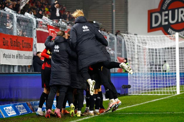 28 11 2025, xavx, Fussball 3 Liga, SV Wehen Wiesbaden Erzgebirge Aue v l Donny Bogicevic SV Wehen Wiesbaden celebrate the goal, Der Torjubel zum 2 1 DFL DFB REGULATIONS PROHIBIT ANY USE OF PHOTOGRAPHS as IMAGE SEQUENCES and or QUASI VIDEO Wiesbaden
