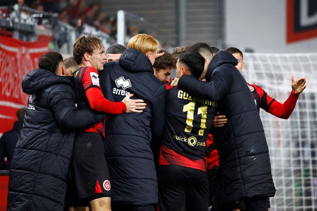 28 11 2025, xavx, Fussball 3 Liga, SV Wehen Wiesbaden Erzgebirge Aue v l Donny Bogicevic SV Wehen Wiesbaden celebrate the goal, Der Torjubel zum 2 1 DFL DFB REGULATIONS PROHIBIT ANY USE OF PHOTOGRAPHS as IMAGE SEQUENCES and or QUASI VIDEO Wiesbaden