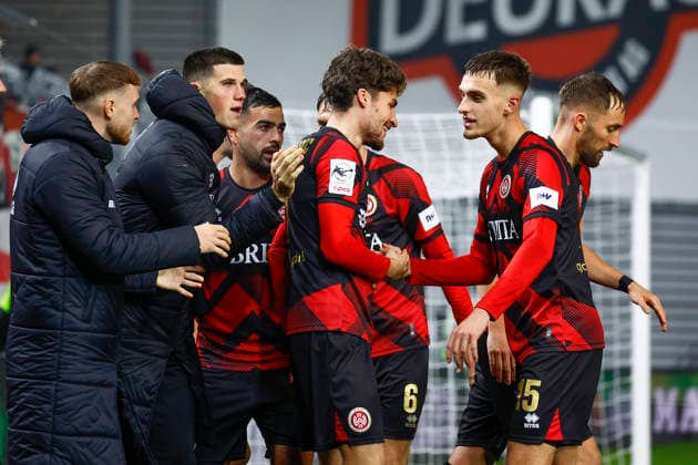 28 11 2025, xavx, Fussball 3 Liga, SV Wehen Wiesbaden Erzgebirge Aue v l Donny Bogicevic SV Wehen Wiesbaden celebrate the goal, Der Torjubel zum 2 1 DFL DFB REGULATIONS PROHIBIT ANY USE OF PHOTOGRAPHS as IMAGE SEQUENCES and or QUASI VIDEO Wiesbaden