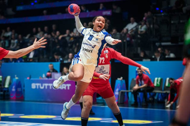 Lovisa Thompson Iceland, 19 passes covered Dragana Cvijic Serbia, 72 GER, Serbia Iceland, Handball World Championship, Preliminary Round, Group C, 28 11 2025 GER, Serbia Iceland, Handball World Championship, Preliminary Round, Group C, 28 11 2025 Stuttgart Copyright: xSandyxDinkelackerx EP_SDR