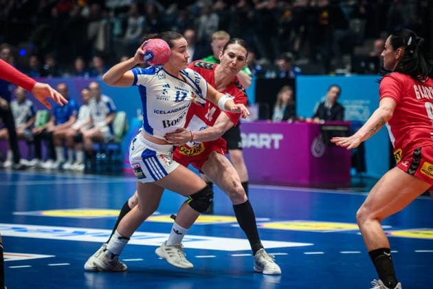 Elin Klara Thorkelsdottir Iceland, 17 vs Jovana Skrobic Serbia, 24 , re still Sara Garovic Serbia, 94 GER, Serbia Iceland, Handball World Championship, Preliminary Round, Group C, 28 11 2025 GER, Serbia Iceland, Handball World Championship, Preliminary Round, Group C, 28 11 2025 Stuttgart Copyright: xSandyxDinkelackerx EP_SDR