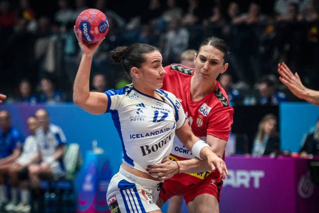 Elin Klara Thorkelsdottir Iceland, 17 vs Jovana Skrobic Serbia, 24 GER, Serbia Iceland, Handball World Championship, Preliminary Round, Group C, 28 11 2025 GER, Serbia Iceland, Handball World Championship, Preliminary Round, Group C, 28 11 2025 Stuttgart Copyright: xSandyxDinkelackerx EP_SDR