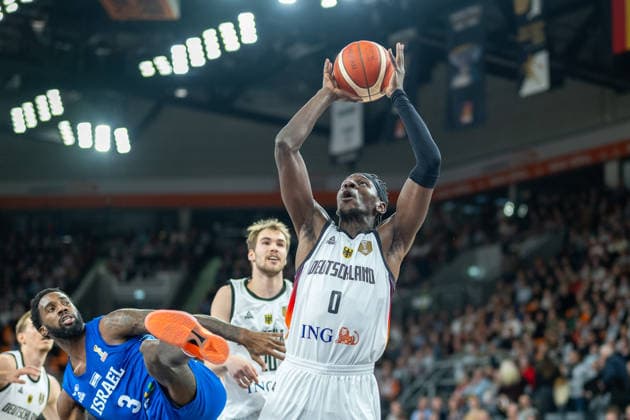 Khadeen Carrington Israel, 03 , Isaac Bonga Germany, 00 , GER, Germany vs Isreal, FIBA, Basketball, World Cup 2027 European Qualifiers, Country Match, Round 1, Group E, 28 11 2025, GER, Germany vs Isreal, FIBA, Basketball, World Cup 2027 European Qualifiers, Country Match, Round 1, Group E, 28 11 2025 Neu Ulm Copyright: xEibner-Pressefotox EP_EER
