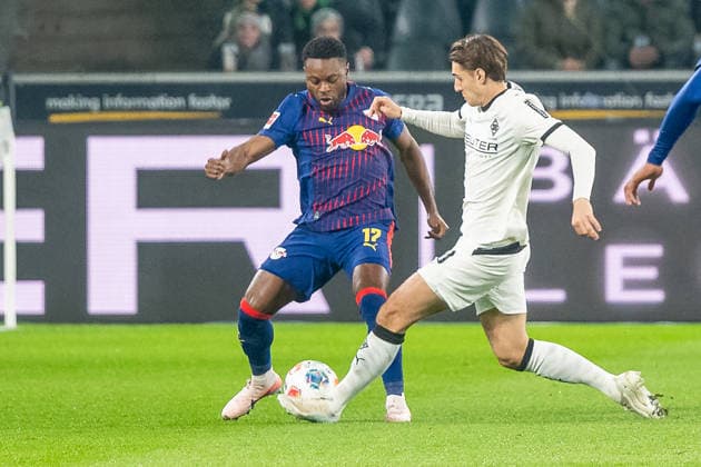 28 11 2025, Soccer 1 Bundesliga, Season 2025 2026, Matchday 12, Borussia Moenchengladbach RB Leipzig at Borussia Park in Moenchengladbach duel between Ridle Baku RB Leipzig, 17 and Florian Neuhaus Borussia Moenchengladbach, 10 Important note In accordance with the regulations of the DFL German Football League and the DFB German Football Association, it is prohibited to utilize or have utilized photographs taken in the stadium and or of the match in the form of sequential images and or video-like photo series Foto Kirchner Media Thomas Haesler Copyright: xKirchner-Media ThomasxHaeslerx