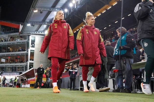 Substitutes Germany come into the stadium , Football Women, UEFA Womens Nations League 2025, Final 1 match, Germany vs Spain, 28 11 2025, Fritz Walter Stadion, Kaiserslautern, Germany Kaiserslautern Fritz Walter Stadion Rheinland Pfalz Germany Copyright: xGrantxHubbsx