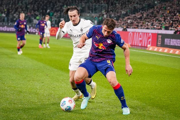 Germany Soccer Bundesliga 2025 26, 12 Matchday Borussia Mönchengladbach vs RB Leipzig Borussia Park Mönchengladbach Willi Orban Willi Orban RB Leipzig, 4 and Rocco Reitz Borussia Mönchengladbach, 27 in duel Mönchengladbach North Rhine-Westphalia Germany Copyright: xJOERANxSTEINSIEKx