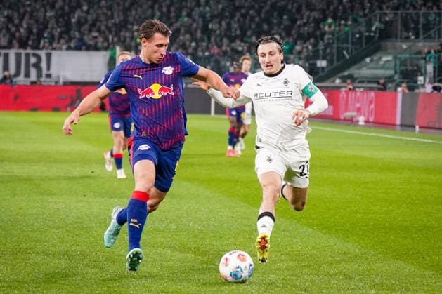 Germany Soccer Bundesliga 2025 26, 12 Matchday Borussia Mönchengladbach vs RB Leipzig Borussia Park Mönchengladbach Willi Orban Willi Orban RB Leipzig, 4 and Rocco Reitz Borussia Mönchengladbach, 27 in duel Mönchengladbach North Rhine-Westphalia Germany Copyright: xJOERANxSTEINSIEKx