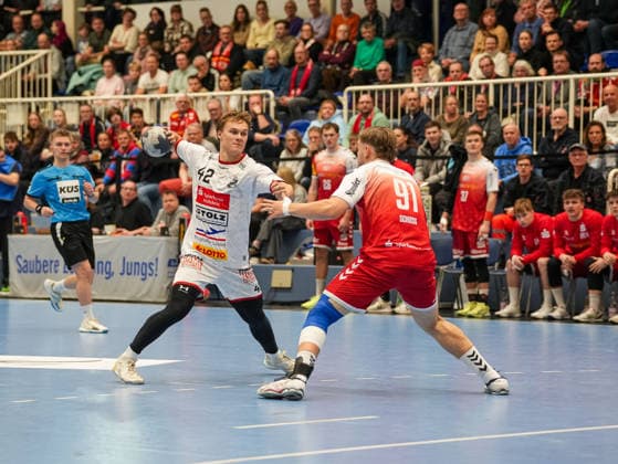 Einar Nickelsen VfL Luebeck Schwartau, 42 i duel against Alexander Schoss TuSEM Essen, 91 TuSEM Essen vs 1 VfL Luebeck Schwartau, Handball, 2 Bundesliga, Matchday 13, Season 2025 2026, 28 11 2025 TuSEM Essen vs 1 VfL Luebeck Schwartau, Handball, 2 Bundesliga, Matchday 13, Season 2025 2026, 28 11 2025 Essen Copyright: xEibner-Pressefoto DamianxKruczynx EP_DKI