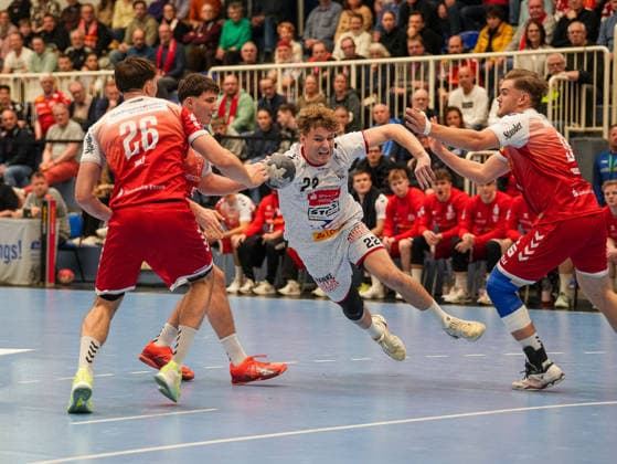 Magnus Holpert VfL Luebeck Schwartau, 22 in a duel against Tom Wolf TuSEM Essen, 26 and Alexander Schoss TuSEM Essen, 91 TuSEM Essen vs 1 VfL Luebeck Schwartau, Handball, 2 Bundesliga, Matchday 13, Season 2025 2026, 28 11 2025 TuSEM Essen vs 1 VfL Luebeck Schwartau, Handball, 2 Bundesliga, Matchday 13, Season 2025 2026, 28 11 2025 Essen Copyright: xEibner-Pressefoto DamianxKruczynx EP_DKI