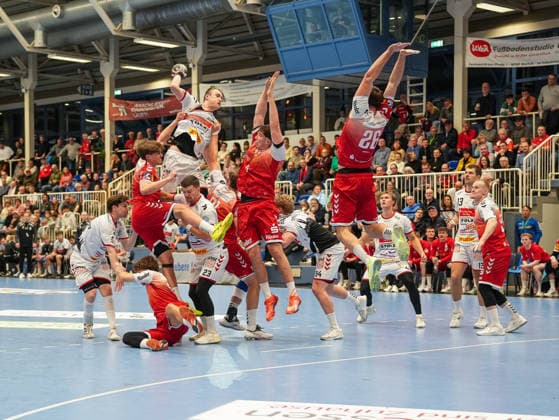 Ole Hagedorn VfL Luebeck Schwartau, 10 on goal throw Tom Wolf TuSEM Essen, 26 tries to block TuSEM Essen vs 1 VfL Luebeck Schwartau, Handball, 2 Bundesliga, Matchday 13, Season 2025 2026, 28 11 2025 TuSEM Essen vs 1 VfL Luebeck Schwartau, Handball, 2 Bundesliga, Matchday 13, Season 2025 2026, 28 11 2025 Essen Copyright: xEibner-Pressefoto DamianxKruczynx EP_DKI