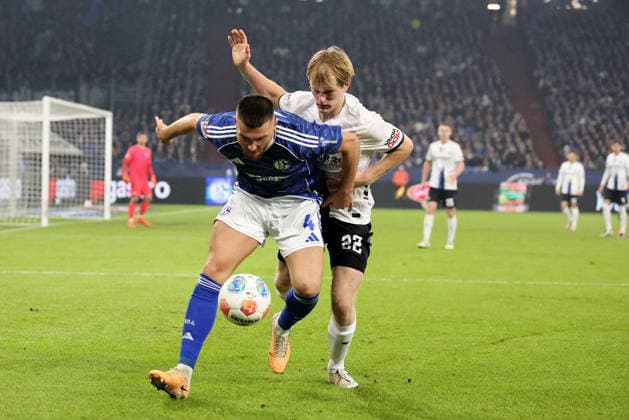 Mattes Hansen SC Paderborn 07 and Hasan Kurucay FC Schalke 04 at the match of the 2 Bundesliga season 2025 26 FC Schalke 04 SC Paderborn 07 Copyright Thomas Pakusch Copyright: Thomas Pakusch