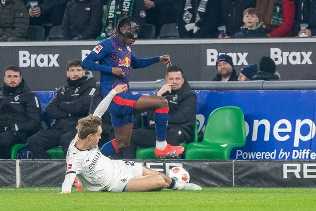 28 11 2025, Soccer 1 Bundesliga, Season 2025 2026, Matchday 12, Borussia Moenchengladbach RB Leipzig at Borussia Park in Moenchengladbach duel between Luca Netz Borussia Moenchengladbach, 20 and Yan Diomonde RB Leipzig, 49 Important note In accordance with the regulations of the DFL German Football League and the DFB German Football Association, it is prohibited to utilize or have utilized photographs taken in the stadium and or of the match in the form of sequential images and or video-like photo series Foto Kirchner Media Thomas Haesler Copyright: xKirchner-Media ThomasxHaeslerx