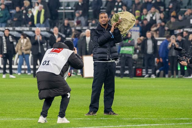 28 11 2025, Soccer 1 Bundesliga, Season 2025 2026, Matchday 12, Borussia Moenchengladbach RB Leipzig at Borussia Park in Moenchengladbach Alassane Plea is bid farewell and says goodbye to his audience Important notice According to the regulations of the DFL German Football League and the DFB German Football Association, it is prohibited, to utilize or have utilized photographs taken in the stadium and or of the match in the form of sequential images and or video-like photo series Foto Kirchner Media Thomas Haesler Copyright: xKirchner-Media ThomasxHaeslerx